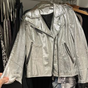 Silver sen jacket with zippers and black lining